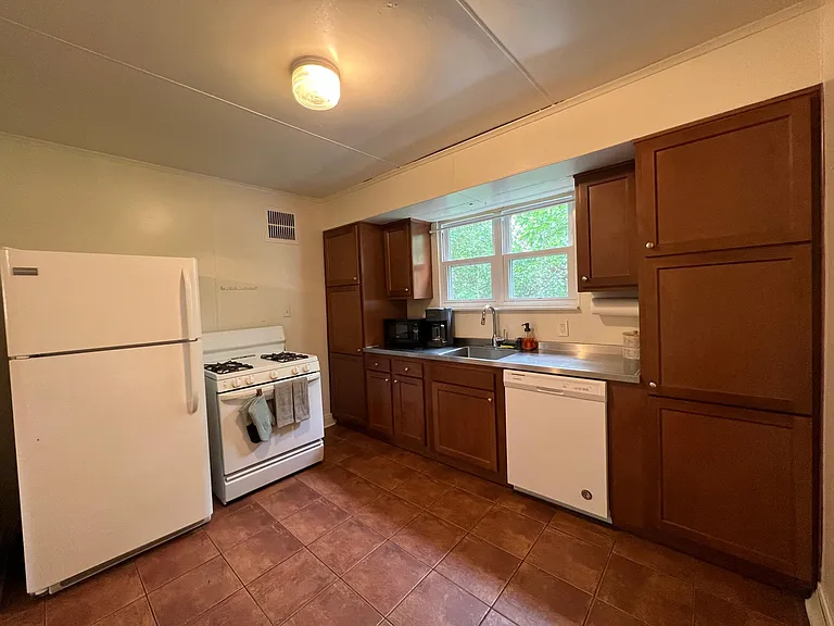 143 Plymouth St — Photo 6