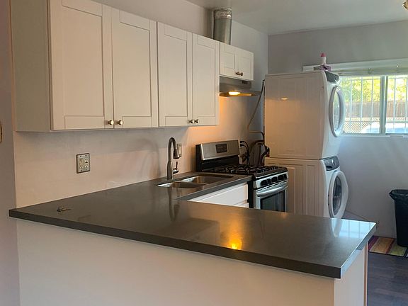 Kitchen with island, granite countertops