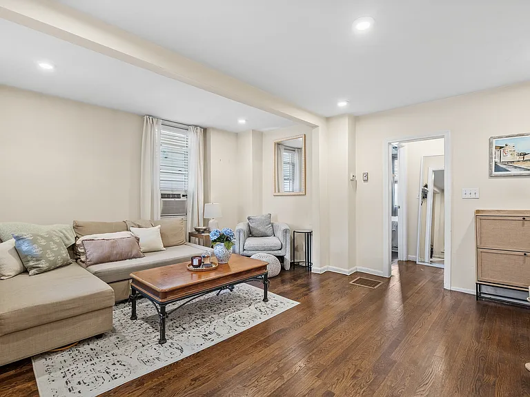 111 W 3rd St #1 — Photo 5