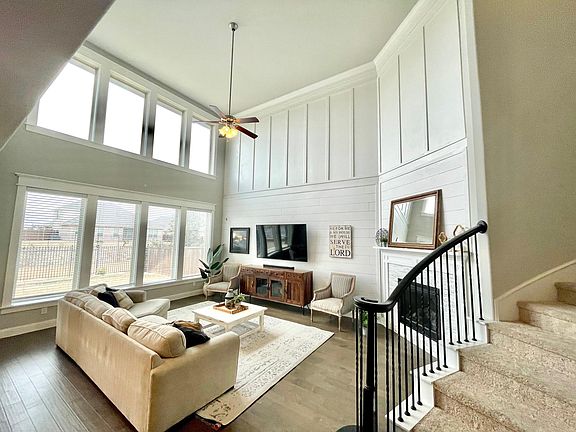3rd image of 220 Darian Dr