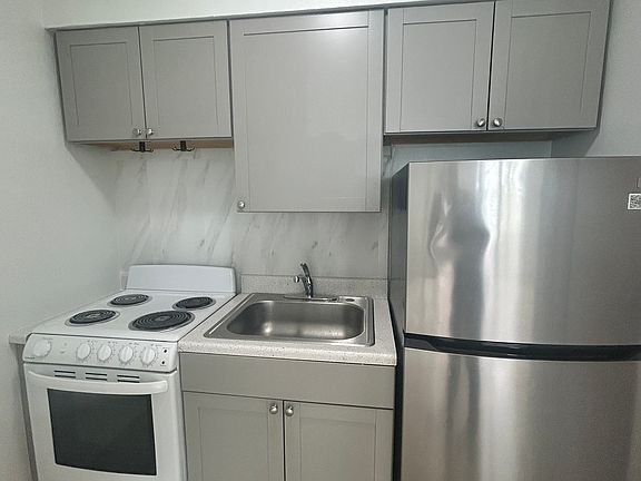 4th image of 7511 Venetian St #6