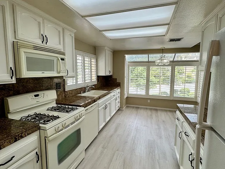 694 Warwick Ave — Photo 4