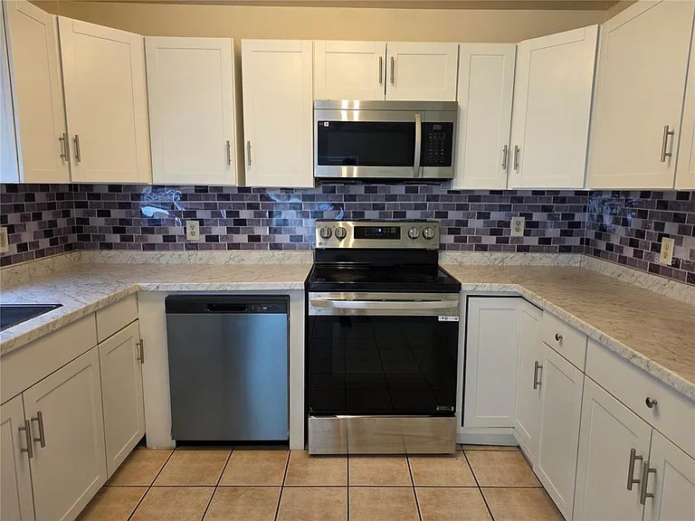 415 Greenwich Ct — Photo 5