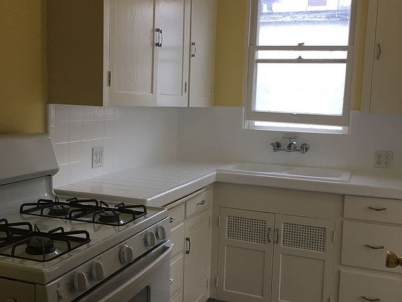 4th image of 4054 Goldfinch St #910