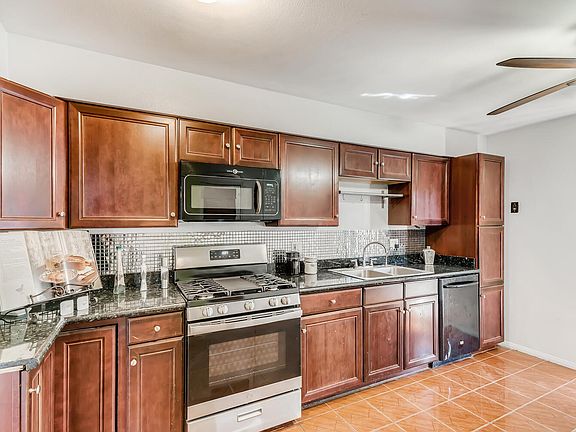 4th image of 2532 E McArthur Dr