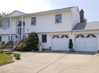 847 Beach St, Lindenhurst, NY 11757