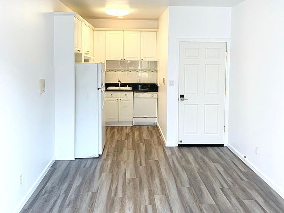 2nd image of 466 Gaven St #1