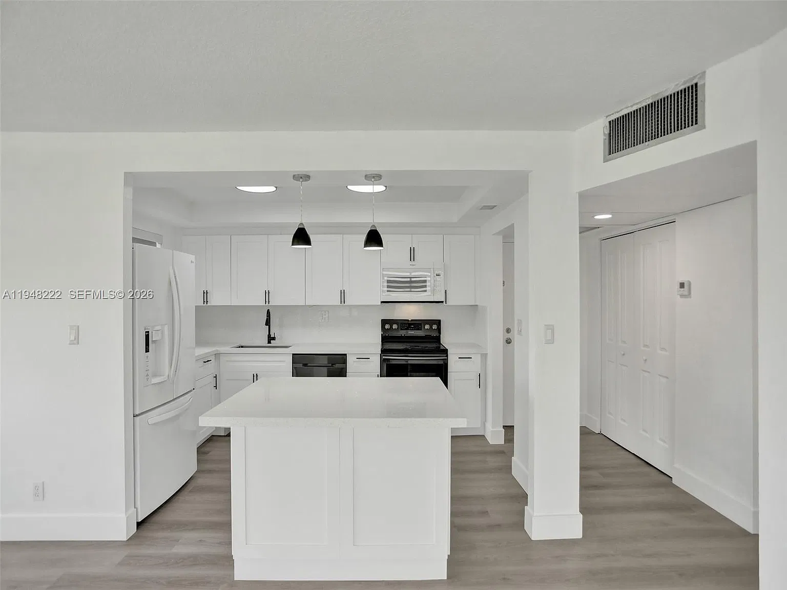 2771 Taft St — Photo 2