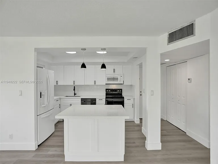2771 Taft St — Photo 2