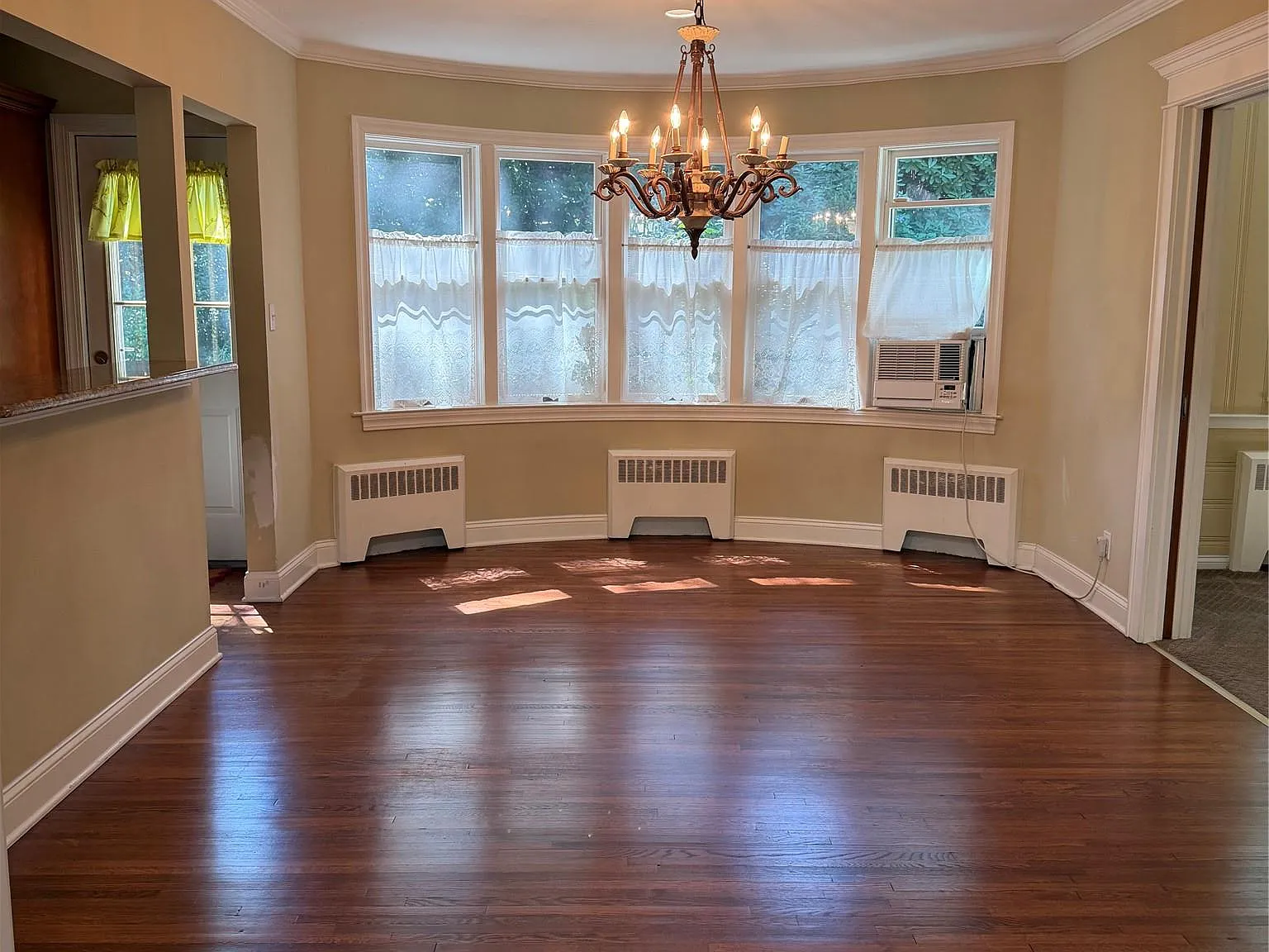 4 bed, 3.0 bath, 2296 sqft, $8,500 — Photo 3