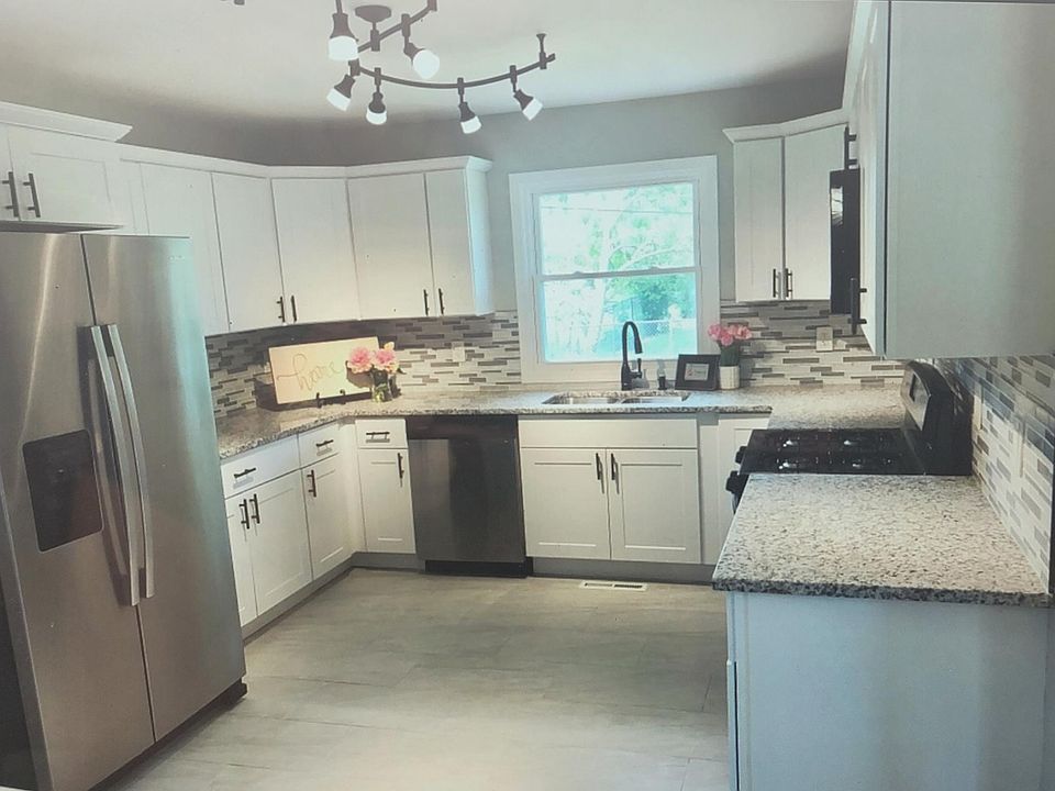 1st image of 814 W 70th Pl