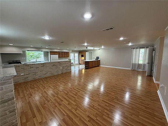 5th image of 42 Marie Dr