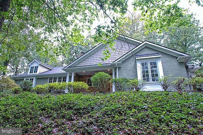 1st image of 325 Twin Lake Dr