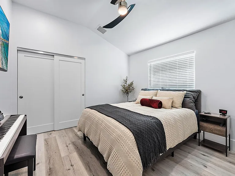 596 N Cypress Dr — Photo 21