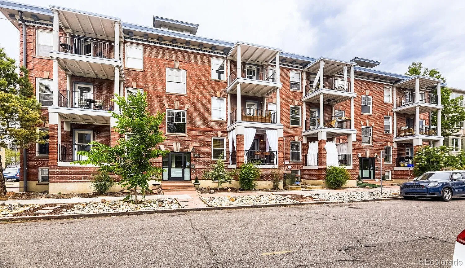 2 bed, 1.0 bath, 970 sqft, $2,350 — Photo 1