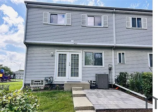 451 Yorkshire Sq — Photo 11
