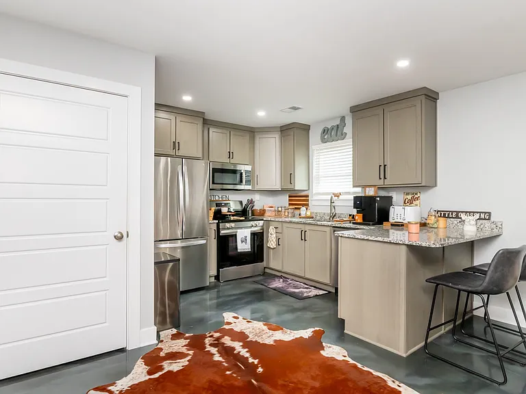 1422 E Elm St #2 — Photo 3