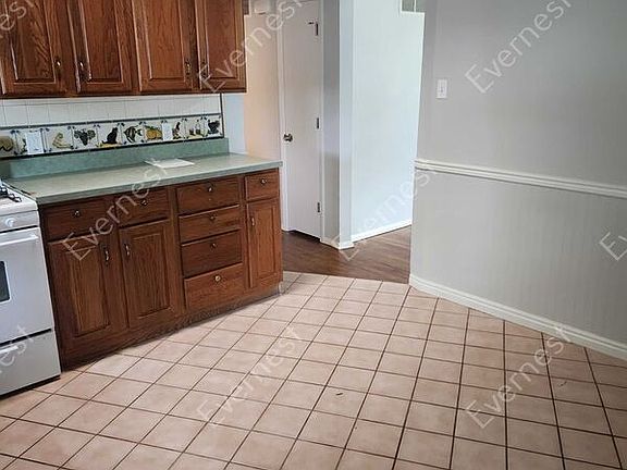 3rd image of 1925 Violet Dr