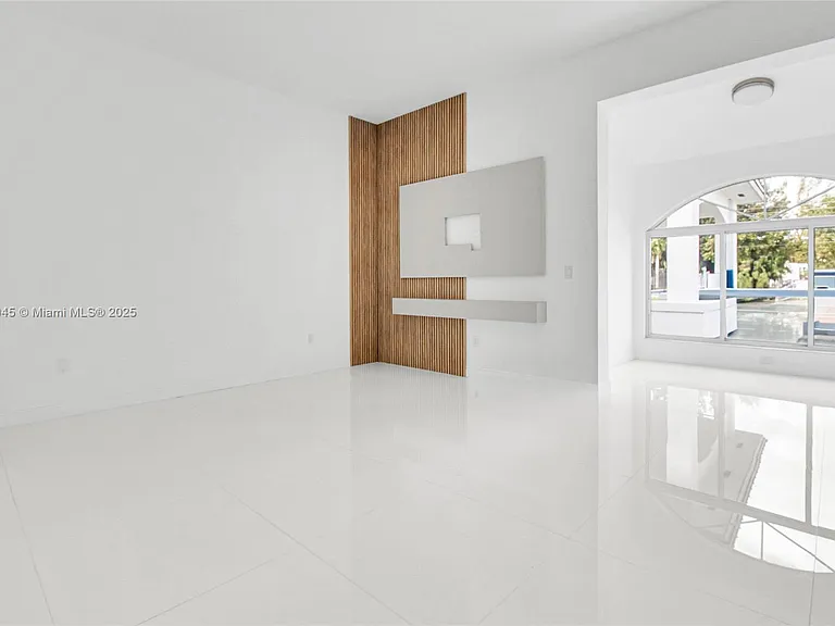 425 SW 129th Ave — Photo 7