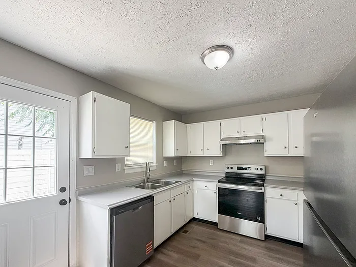 425 Hawkins Ave — Photo 7