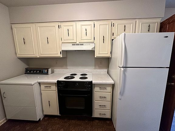 3rd image of 563 Sabine St #563