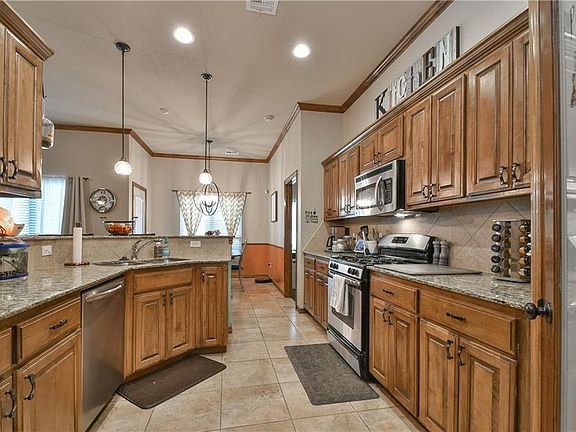 5th image of 1525 SE 13th St
