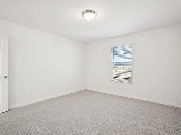 715 Universal Dr — Photo 33