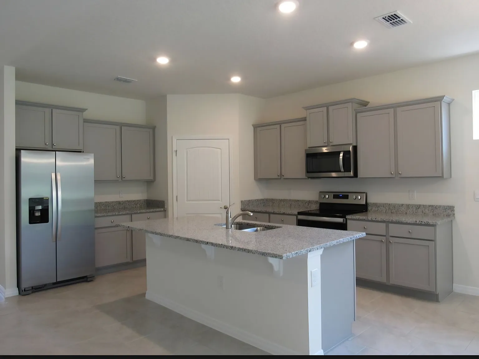 4 bed, 2098 sqft, $2,800 — Photo 2