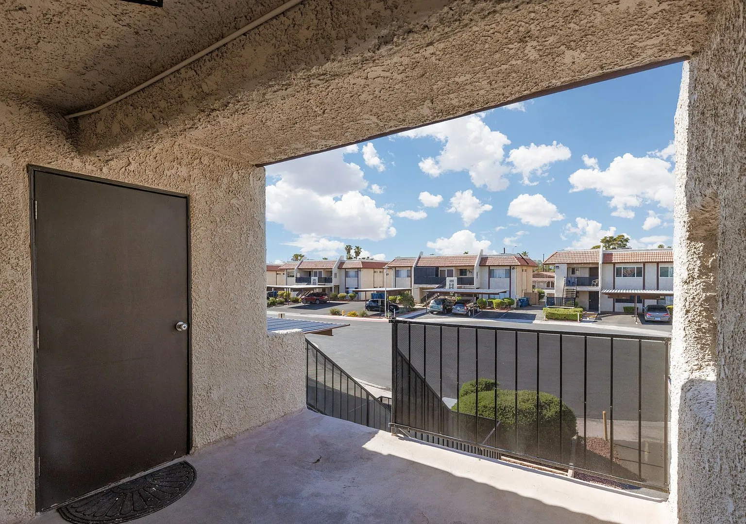 2 Bed / 2 Bath Near UNLV Upstairs Unit — Photo 3