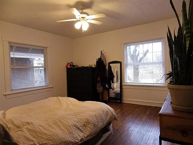 2320 Summit St — Photo 12