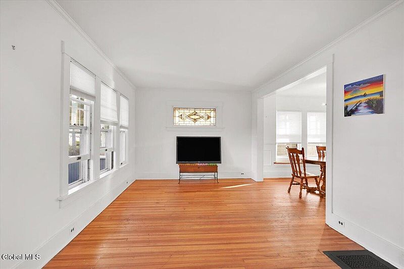 5th image of 1095 Regent Street