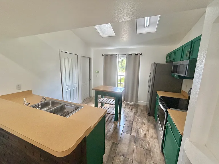 1230 Silverdale St — Photo 2
