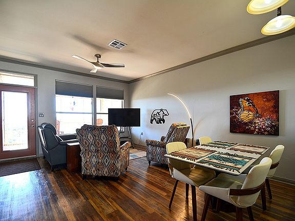 4th image of 1004 Edinburgh Dr