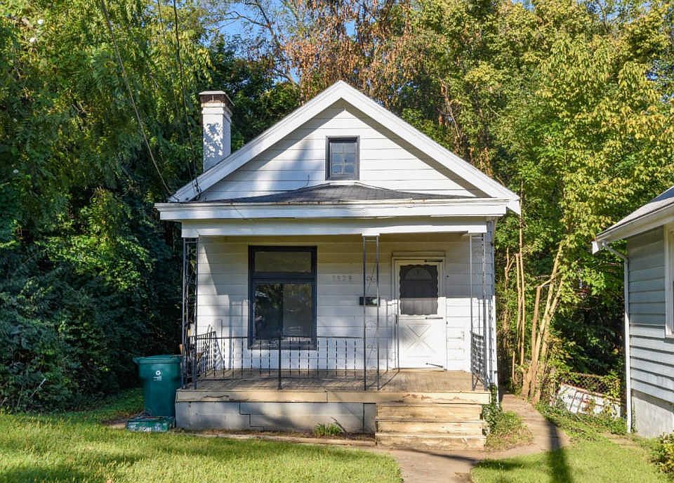 1st image of 3929 Paxton Ave