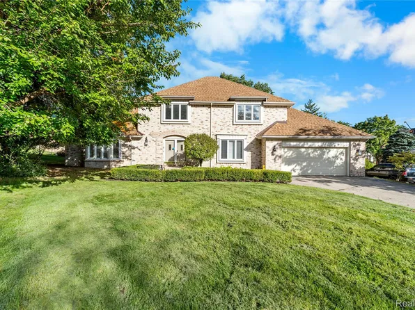 4776 S Knoll Ct, West Bloomfield, MI 48323
