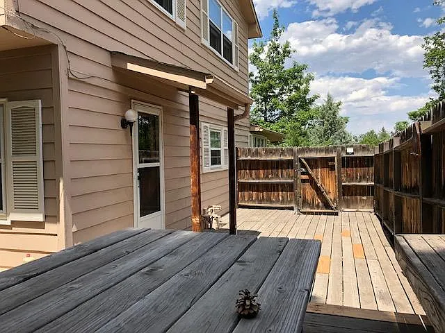 576 University Ave — Photo 28