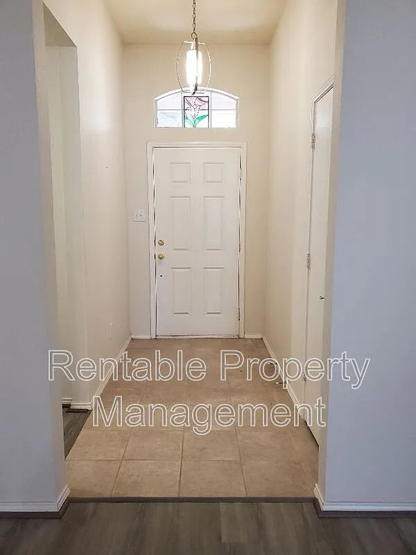 3 bed, 2.0 bath, 1758 sqft, $2,070 — Photo 2