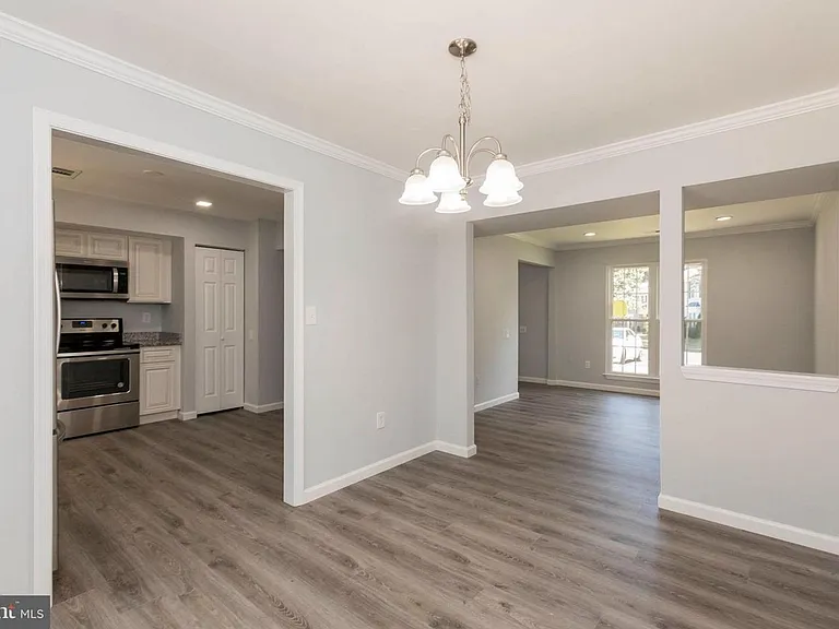 2513 Robinson Pl — Photo 4