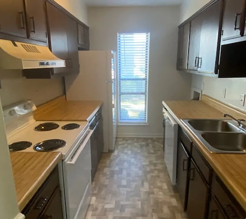 Spacious 2 bedroom , 1 bath - Just 8 minutes from the University of South Carolina!