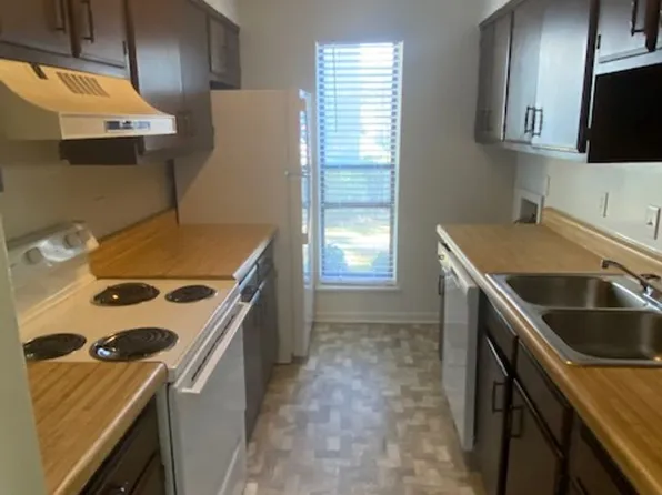 Spacious 2 bedroom , 1 bath - Just 8 minutes from the University of South Carolina!, 530 Deerwood St APT A4, Columbia, SC 29205