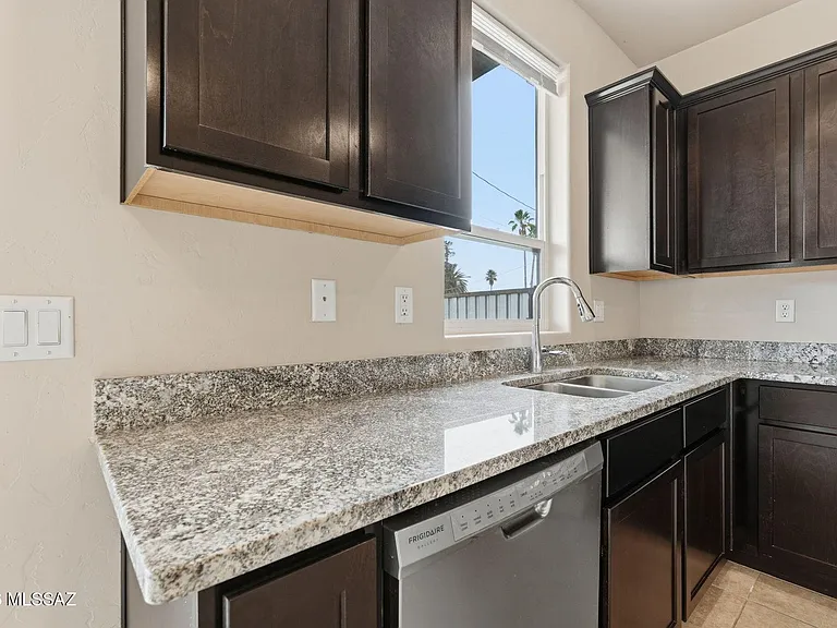 2815 N Fair Oaks Ave — Photo 14