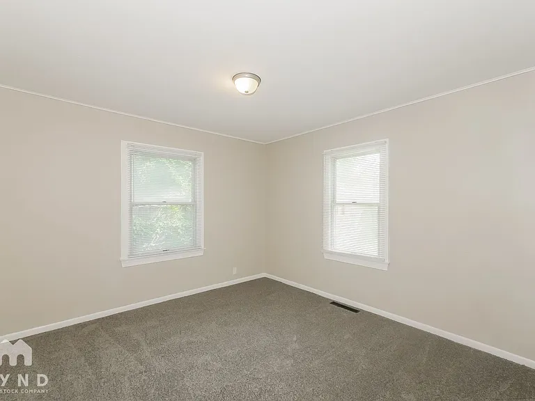 2021 N Drexel Ave — Photo 16
