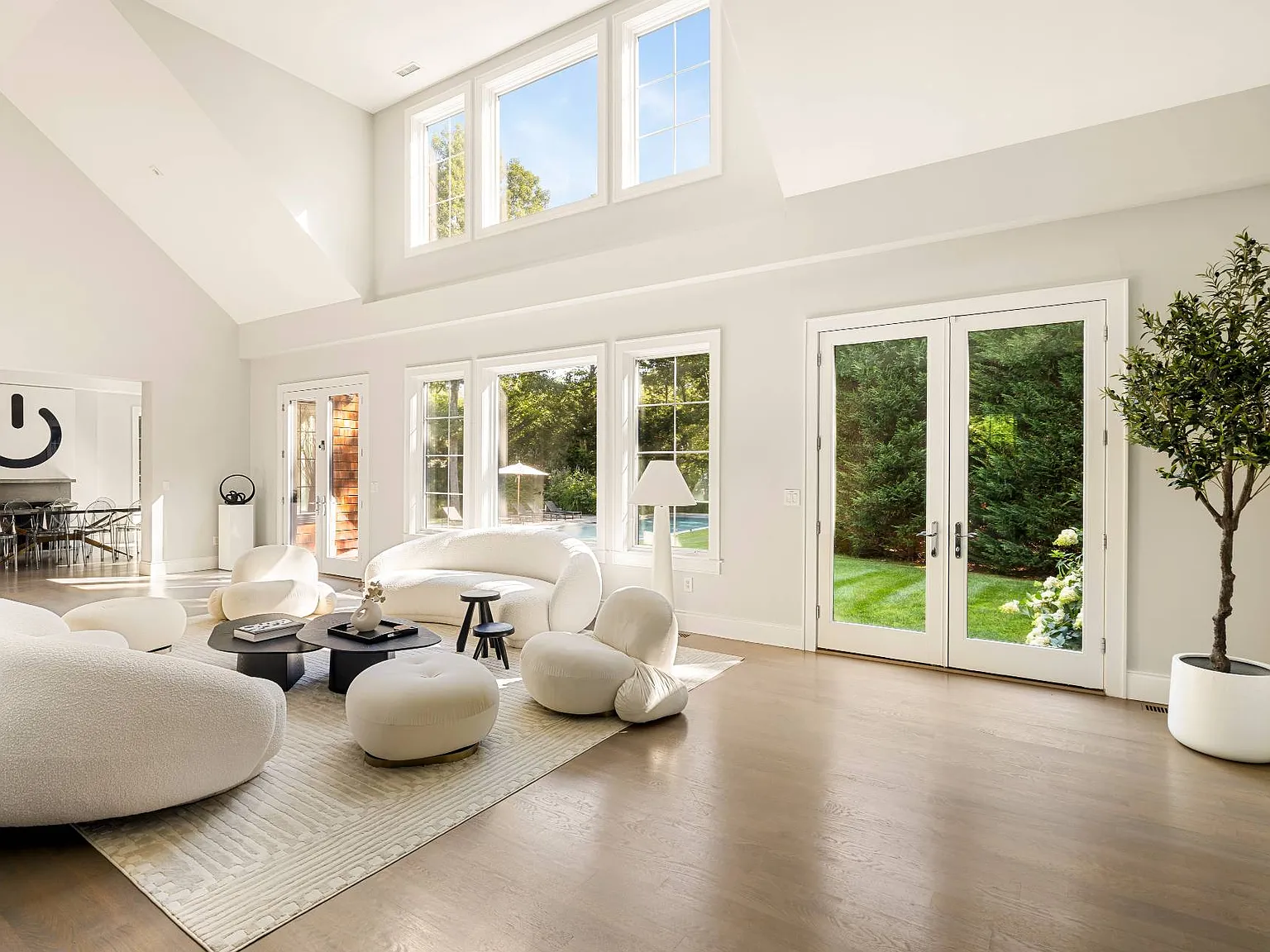 Stunning East Hampton Retreat — Photo 2