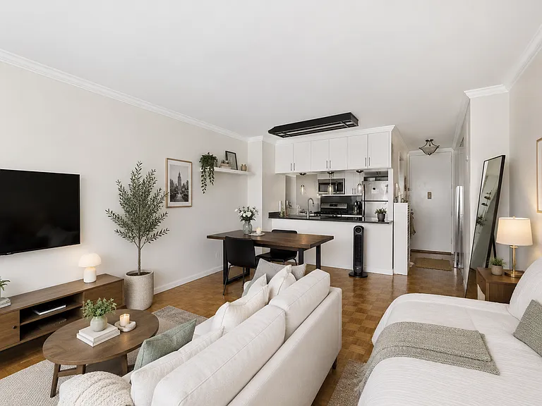 30 W 61st St #9F — Photo 3