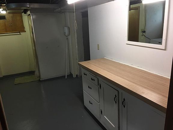4th image of 576 Phillips St