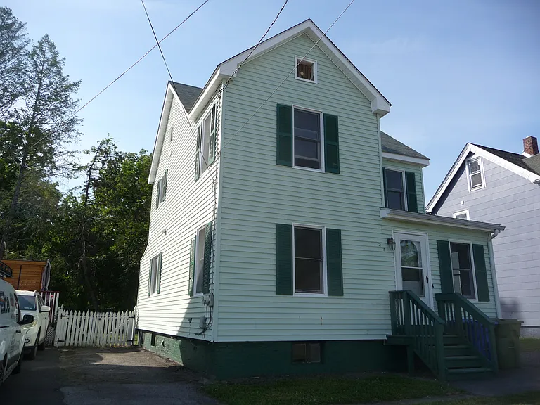 27 Oliver Ave — Photo 2