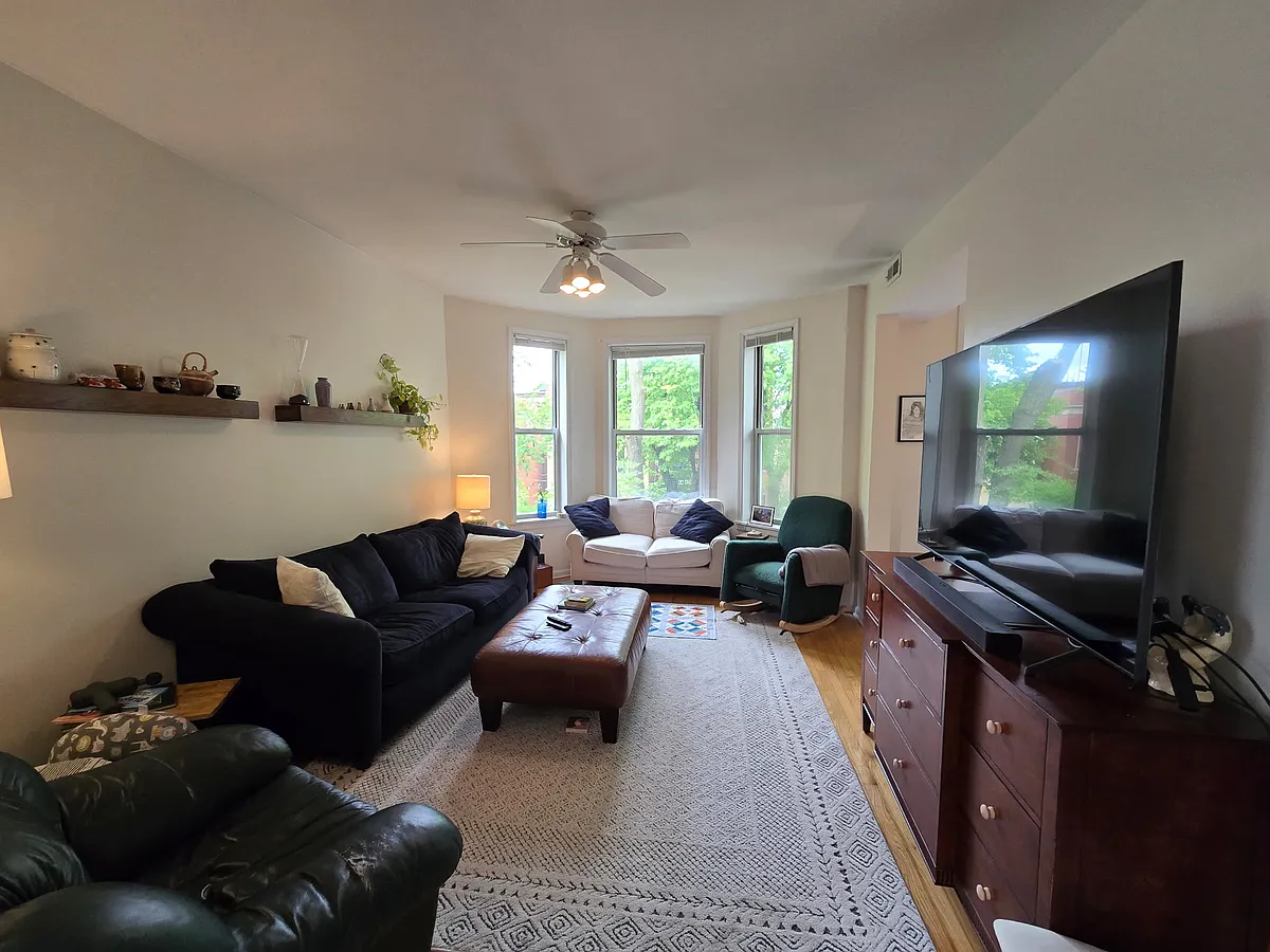 Building Photo - 1623 W Huron St #2F