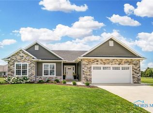 18701 Treetop Dr, Findlay, OH 45840