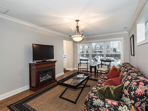4th image of 3251 N Oleander Ave