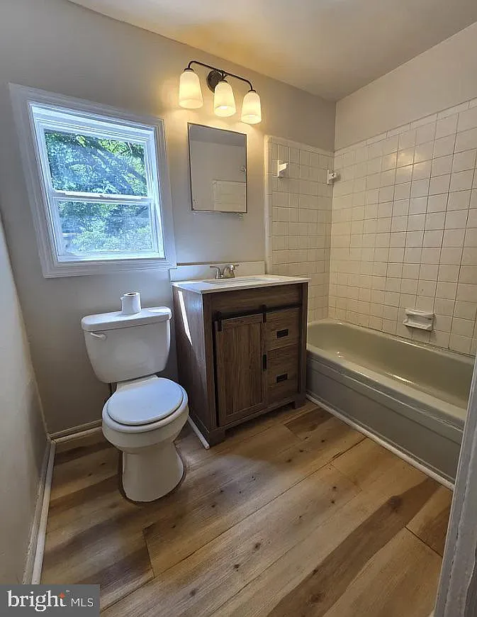 3 bed, 1.0 bath, 1796 sqft, $1,995 — Photo 4